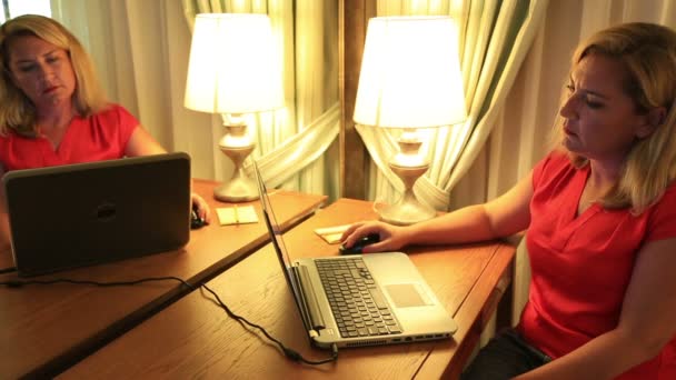 Woman using laptop computer — Stock Video