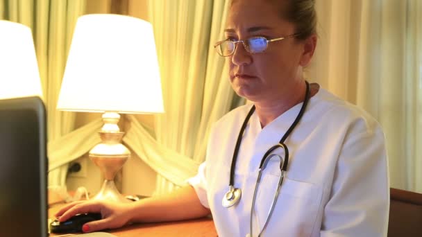 Female doctor working with laptop — Stock Video