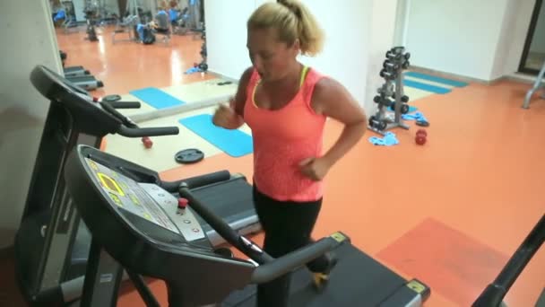 Nő fut az edzőteremben — Stock videók