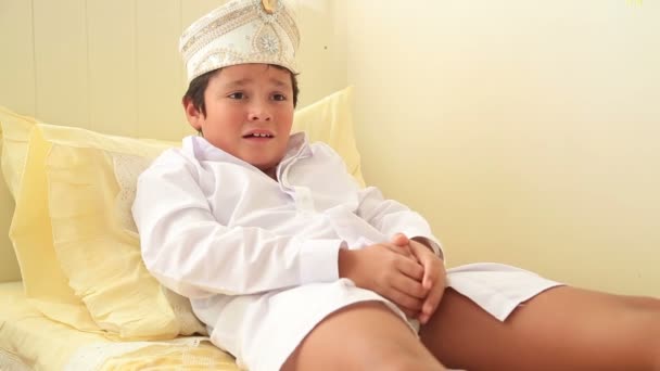 Potret Seorang Anak Yang Ketakutan Setelah Sunat — Stok Video