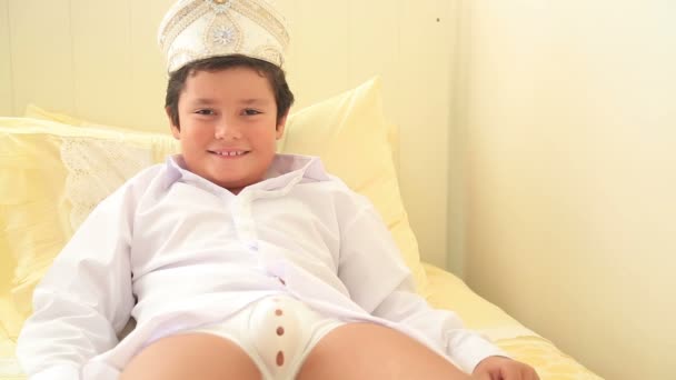 Cemera に笑顔の割礼手術後幸せな子供の肖像画 — ストック動画