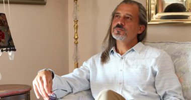 Yakışıklı, orta yaşlı düşünceli bir adamın portresi.