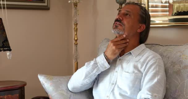 Retrato Hombre Alérgico Rascarse Cuello Brazo Picazón Hombre — Vídeo de stock