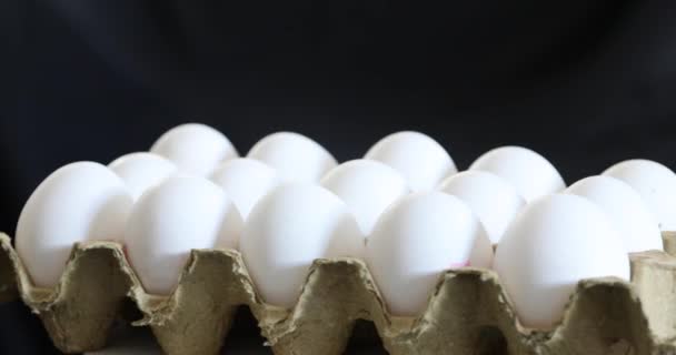 Telur Ayam Segar Dalam Kemasan Yang Dipajang Dalam Wadah — Stok Video