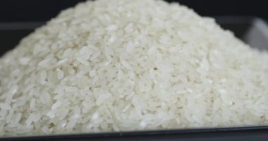Dönen Beyaz Çiğ Pirinç Taneleri Yığını