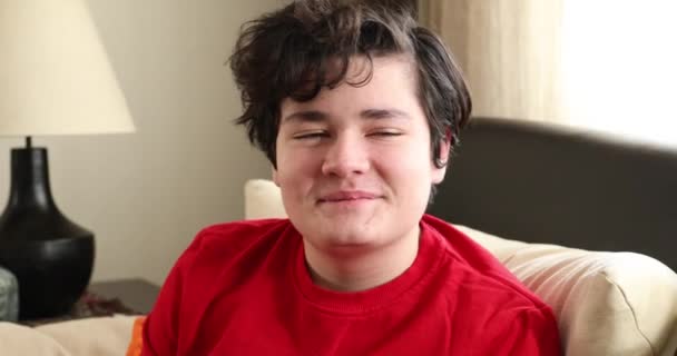 幸せな笑いの十代の男の子の家での肖像画 — ストック動画