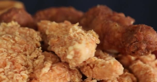 Lezzetli Patates Kızartması Hardallı Çıtır Tavuk Nuggetları Siyah Arka Planda — Stok video