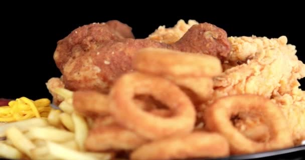 Macro Uitzicht Lekkere Frietjes Krokante Kip Nuggets Met Mosterd Ketchup — Stockvideo