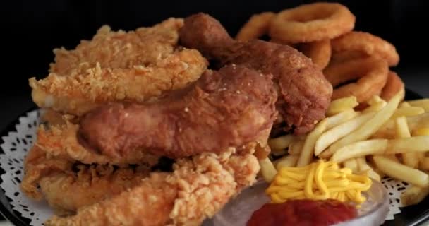 Makro Widok Smaczne Frytki Chrupiące Nuggetsy Kurczaka Musztardą Ketchup Czarnym — Wideo stockowe