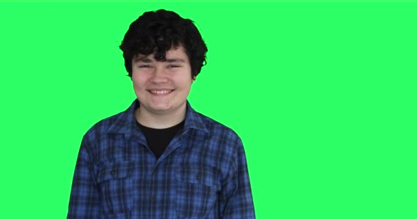 快乐的青少年 脸上带着粉刺 在绿色的背景下对着相机微笑 — 图库视频影像