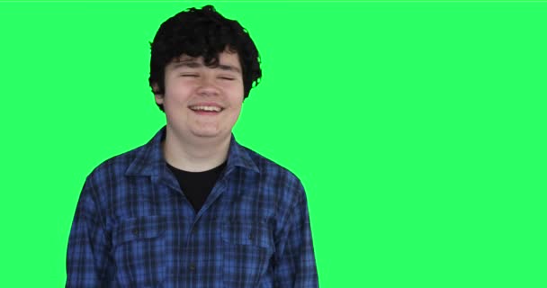 Glücklicher Teenager Mit Pickeln Gesicht Der Vor Grünem Hintergrund Die — Stockvideo