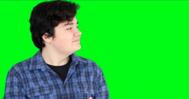 Gülümseyen çocuğun portresi krom anahtar yeşil ekran arkaplanını gösterip alkışlıyor.