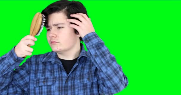 緑の画面の背景に髪を持っている若い男 — ストック動画