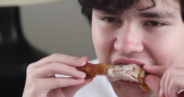 Γρήγορο Φαγητό Στα Αντρικά Χέρια Νεαρό Αγόρι Τρώει Νόστιμο Κοτόπουλο — Αρχείο Βίντεο
