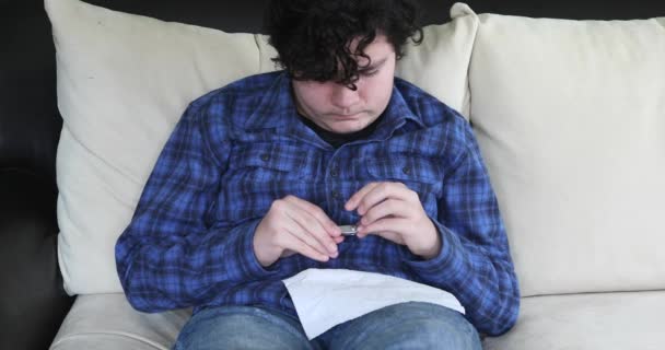 Jongeman Die Zijn Nagels Knipt — Stockvideo