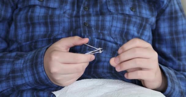 Junger Mann Schneidet Sich Die Fingernägel — Stockvideo