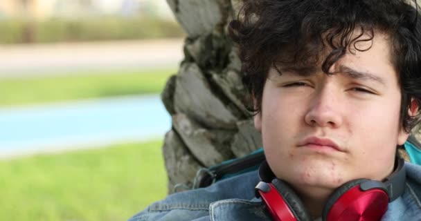 Allvarligt Förolämpad Ung Pojke Tittar Kameran Utomhus — Stockvideo
