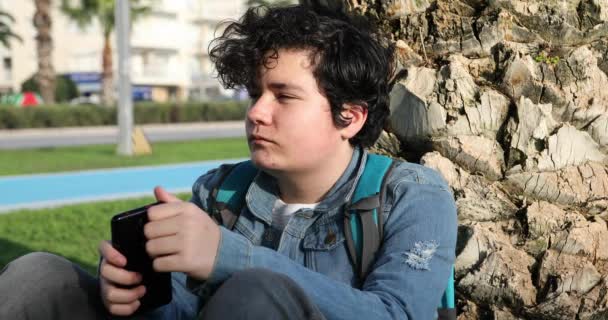 Serious Offended Young Boy Sentado Parque Ciudad — Vídeo de stock