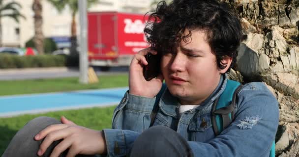 Nastolatek Zewnątrz Rozmawia Przez Telefon Komórkowy — Wideo stockowe