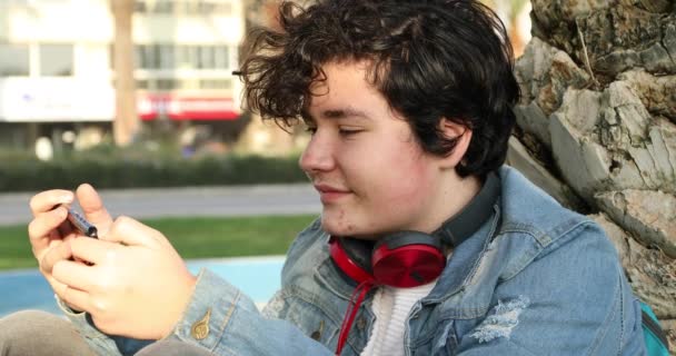 Retrato Adolescente Bonito Sentado Exterior Sozinho Kid Assistindo Tela Lendo — Vídeo de Stock