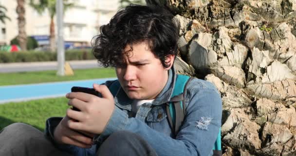 Retrato Guapo Adolescente Sentado Aire Libre Solo Niño Mirando Pantalla — Vídeo de stock