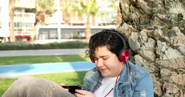 Adolescente Feliz Con Auriculares Disfrutar Escuchar Música Aire Libre — Vídeos de Stock