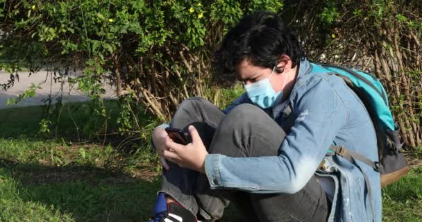 Retrato Guapo Adolescente Sentado Aire Libre Solo Niño Mirando Pantalla — Vídeos de Stock