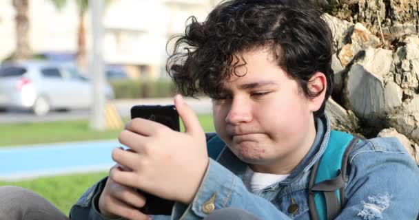 Retrato Guapo Adolescente Sentado Aire Libre Solo Niño Mirando Pantalla — Vídeo de stock