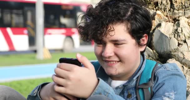 Retrato Guapo Adolescente Sentado Aire Libre Solo Niño Mirando Pantalla — Vídeo de stock