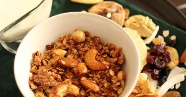 Sağlıklı ev yapımı tahıl gevreği, çeşitli fındıklar ve kuru meyveler.