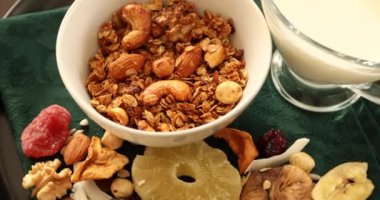 Sağlıklı ev yapımı tahıl gevreği, çeşitli fındıklar ve kuru meyveler.