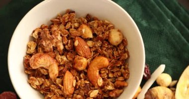 Sağlıklı ev yapımı tahıl gevreği, çeşitli fındıklar ve kuru meyveler.