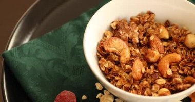 Sağlıklı ev yapımı tahıl gevreği, çeşitli fındıklar ve kuru meyveler.