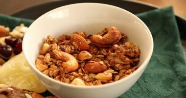 Sağlıklı ev yapımı tahıl gevreği, çeşitli fındıklar ve kurumuş meyveler.