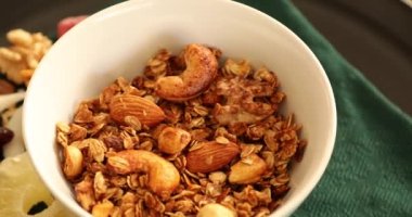 Sağlıklı ev yapımı tahıl gevreği, çeşitli fındıklar ve kurumuş meyveler.