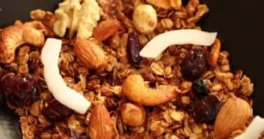 Sağlıklı ev yapımı tahıl gevreği, çeşitli fındıklar ve kurumuş meyveler.