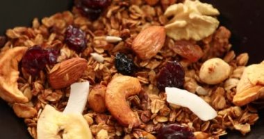 Sağlıklı ev yapımı tahıl gevreği, çeşitli fındıklar ve kurumuş meyveler.