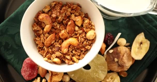 Zdravé Lahodné Domácí Granola Rozmanité Ořechy Sušené Ovoce Rotující — Stock video