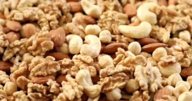 Değişen sağlıklı organik fındıklar.