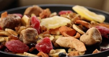 Dönen sağlıklı kurutulmuş meyve karışımı.