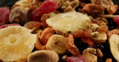 Dönen sağlıklı kurutulmuş meyve karışımı.