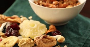 Sağlıklı ev yapımı tahıl gevreği, çeşitli fındıklar ve kurumuş meyveler.