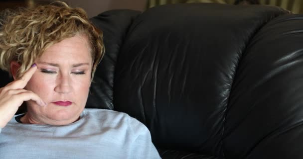 Medelålders Ledsen Kvinna Med Depression Sitter Soffan Hemma Ensam — Stockvideo