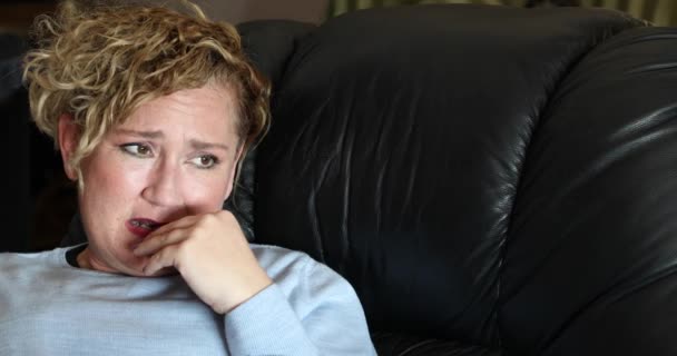 Mujer Triste Mediana Edad Con Depresión Sentada Sofá Casa Sola — Vídeos de Stock