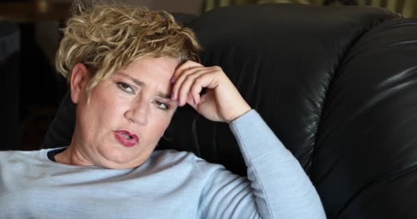 Atrakcyjna Kobieta Średnim Wieku Cierpiąca Migrenę Siedząca Sama Kanapie Domu — Wideo stockowe