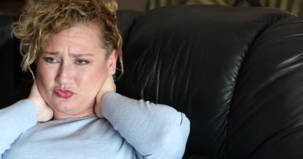 Επώδυνη Γυναίκα Κάθεται Καναπέ Στο Σπίτι Και Κάνει Μασάζ Στο — Αρχείο Βίντεο