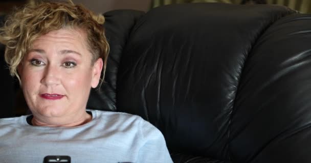 Mulher Feliz Meia Idade Com Controle Remoto Assistindo Sentado Sofá — Vídeo de Stock
