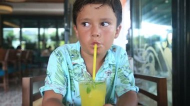 Çocuk bir Cafe içme içinde lemonate