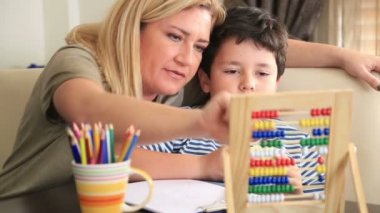 Küçük öğrenci annesi ile ödev