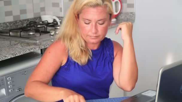 Frau erhält schlechte Nachrichten — Stockvideo